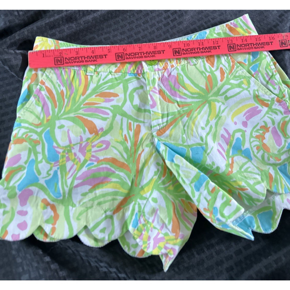 Lilly Pulitzer Buttercup Double Trouble Hawaiian Print Scalloped Hem Shorts 2 - Picture 7 of 7